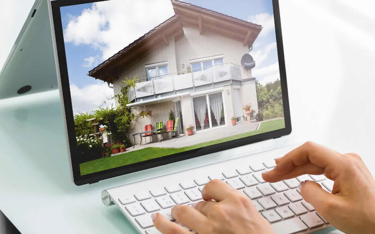 Immobiliensuche am Laptop